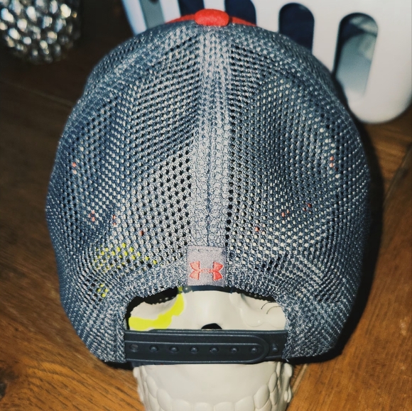 Under Armour Trucker Style w back snap Cherry Red Grey PERFECT CONDITION - Picture 3 of 4